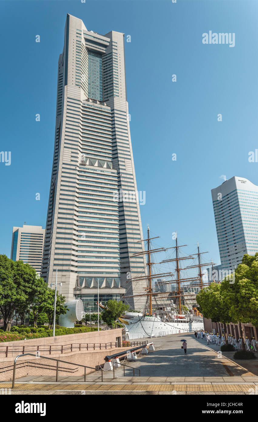 Sehenswürdigkeit Turm und Schiff Nippon Maru am Memorial Park gleichen Namens, Yokohama, Kanagawa, Japan Stockfoto