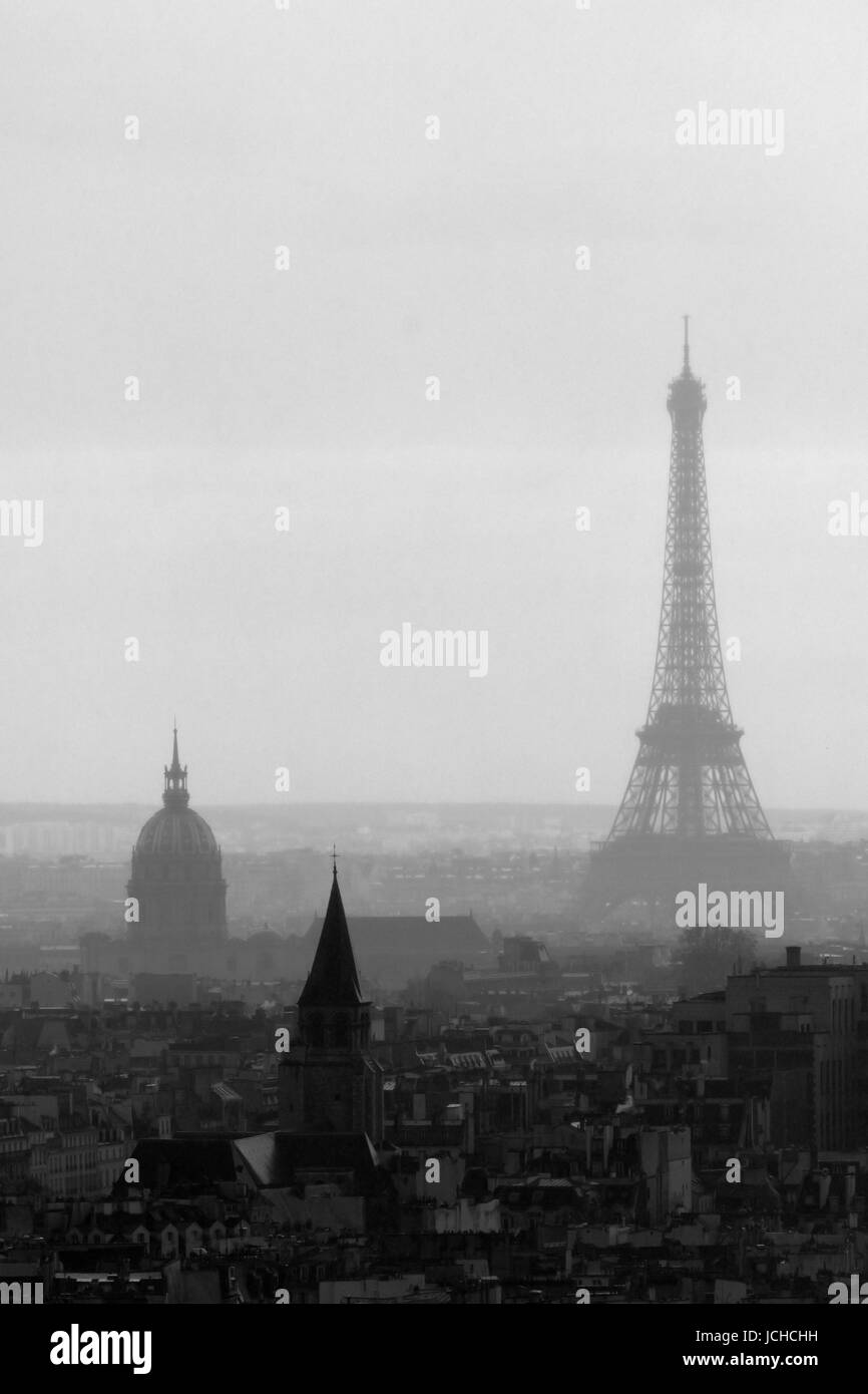 Blick von der Kathedrale Notre-Dame in Richtung Eiffelturm, Paris, Frankreich. Stockfoto