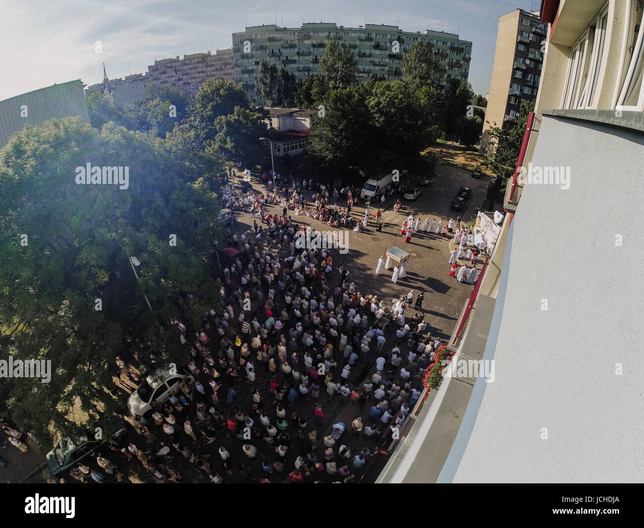 Wroclaw, Polen - 15. Juni 2017: Religiöse Prozession an Fronleichnam-Tag in einem der vorstädtischen Bezirke von Breslau. 15. Juni 2017. Breslau, Polan Stockfoto