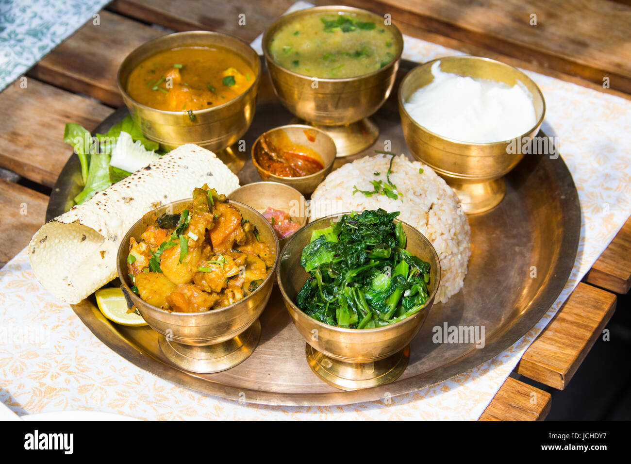 Nepali Thali, traditionelles Essen, Cafe Swotha, Patan (Lalitpur), Kathmandu, Nepal Stockfoto