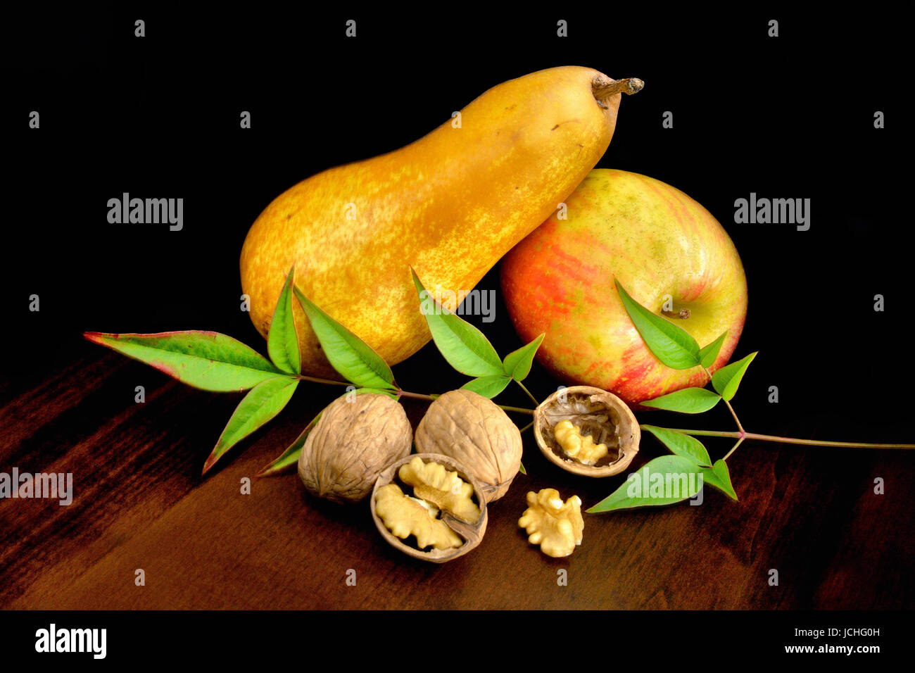 Stillleben-Komposition mit Obst in der Saison auf schwarzem Hintergrund Stockfoto