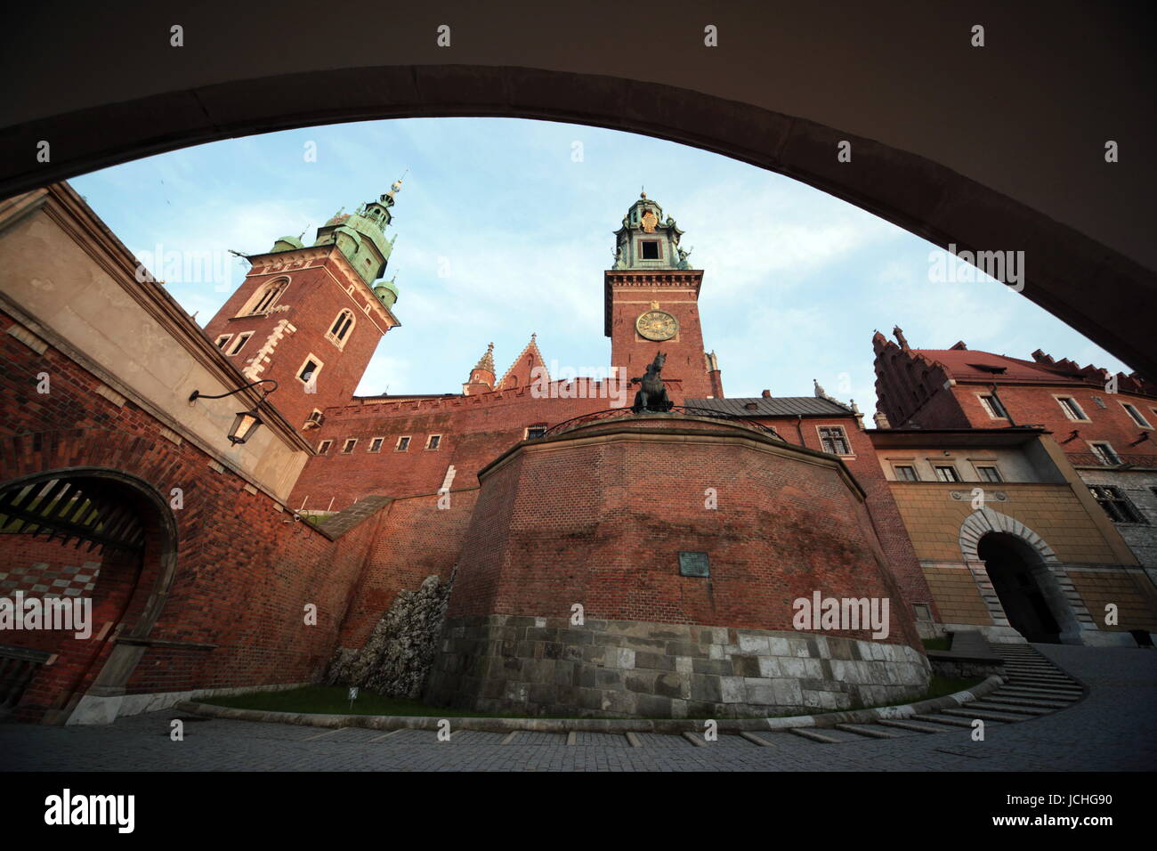 Das Koenigsschloss Auf Dem Huegel Wawel in der Altstadt von Krakau Im sueden von Polen. Stockfoto