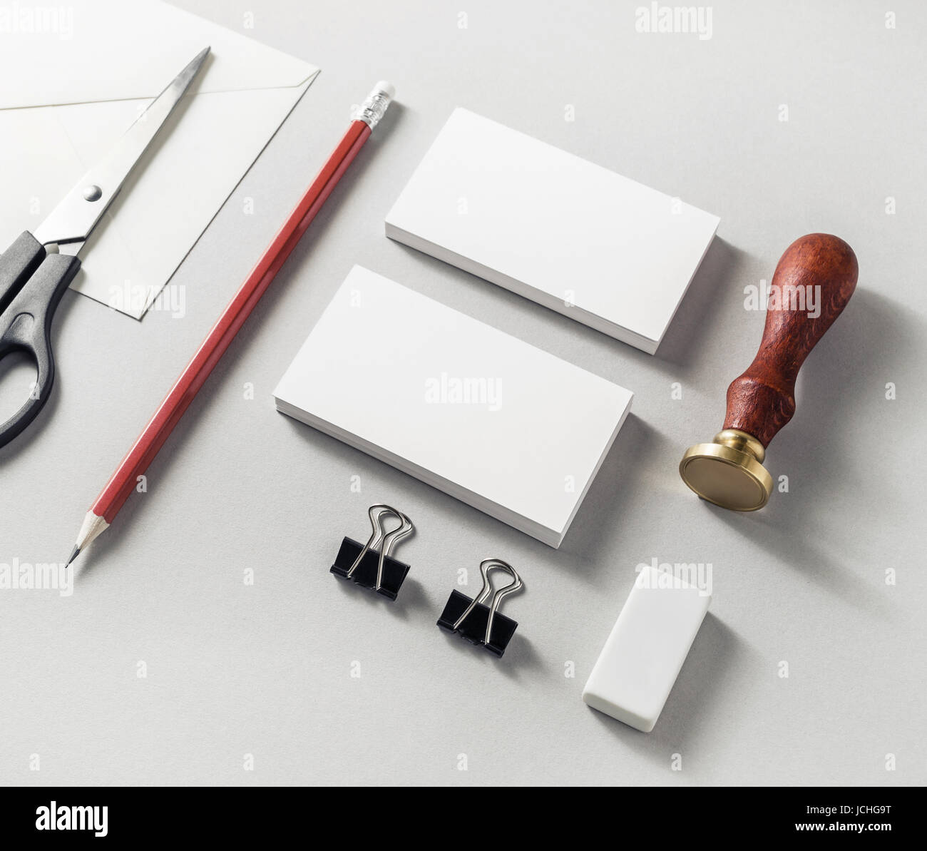 Foto von leeres Briefpapier auf Papierhintergrund gesetzt. Ansprechende Design-Mock-up für die Platzierung Ihrer Gestaltung. ID-Vorlage. Ansicht von oben. Stockfoto