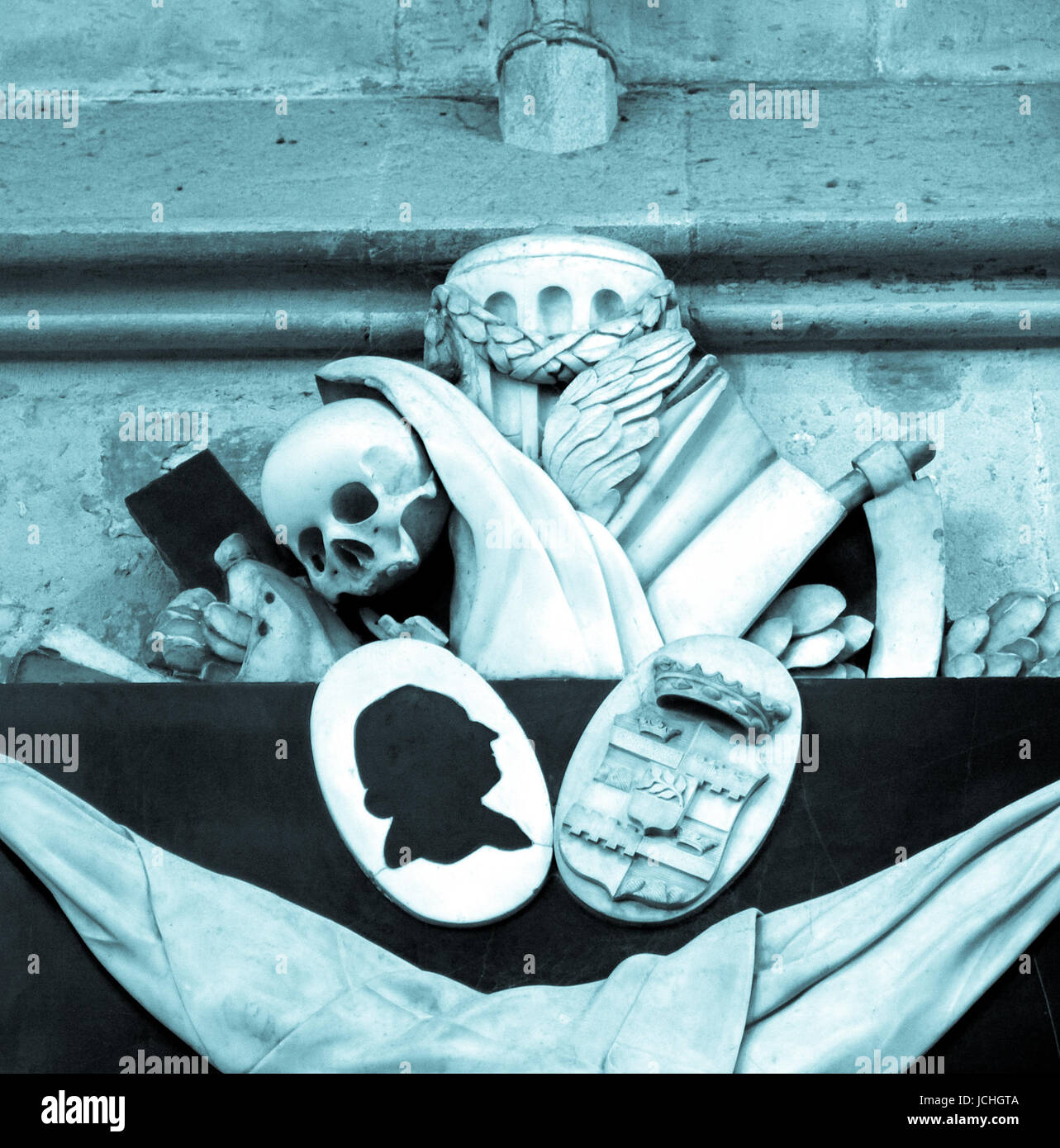Memento Mori (Remember du sollst sterben) - antiken mittelalterlichen Skulptur mit Totenkopf und des Schnitters Sichel im Koelner Dom Dom, Köln, Deutschland - cool Cyanotypie Stockfoto