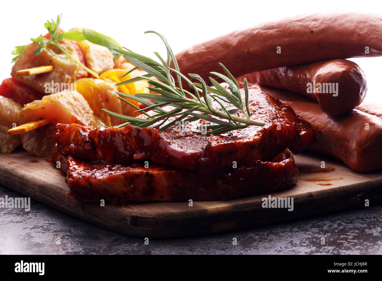 Auswahl an eingelegtes Fleisch für Bbq Grillen am Tisch Stockfoto