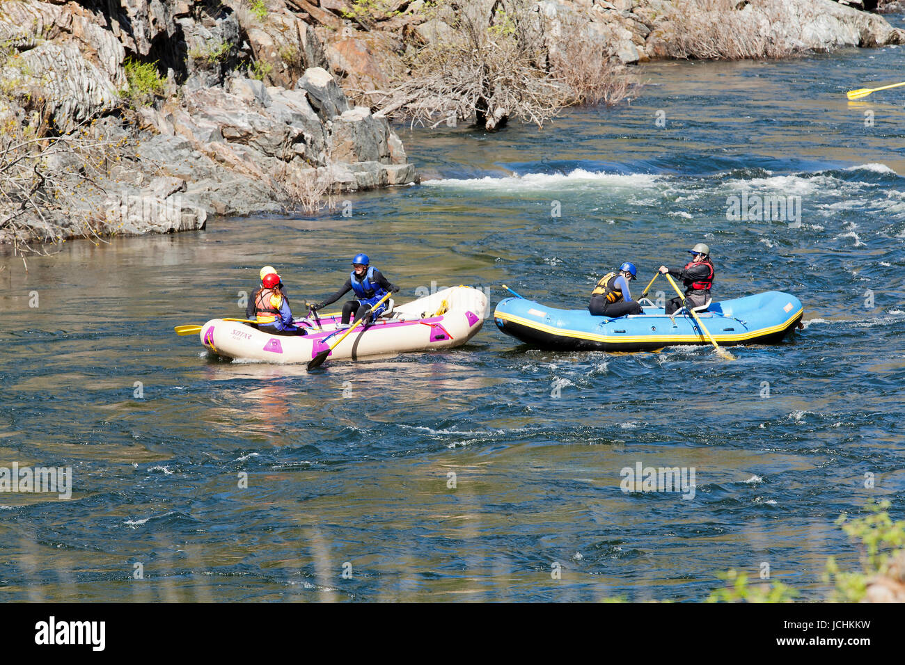 Menschen Riverrafting auf Kern River in Schlauchbooten - Kern River, Kalifornien USA Stockfoto