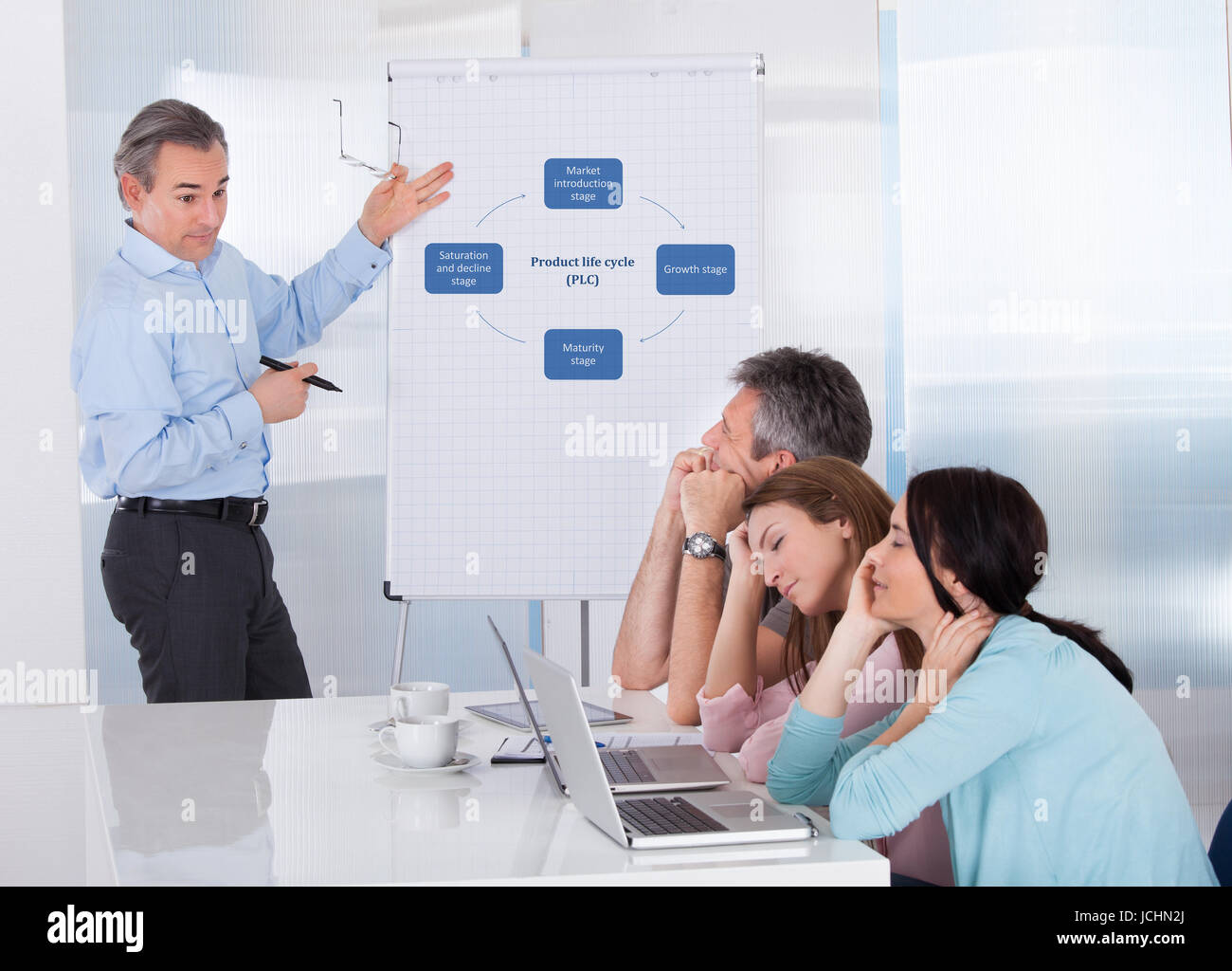 Gelangweilt Geschäftsleute bei Präsentation mit Kollegen im Büro Stockfoto