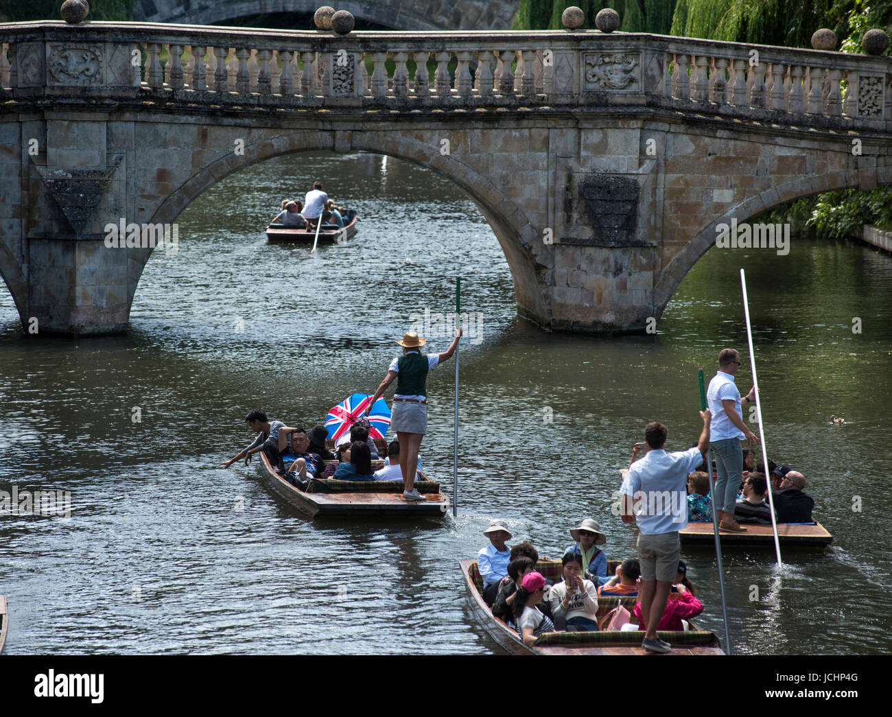 Cambridge, Cambridgeshire, England UK. Bootfahren auf dem Fluss Cam zeigt Brücke Clare College in Cambridge. Juni 2017 Stockfoto