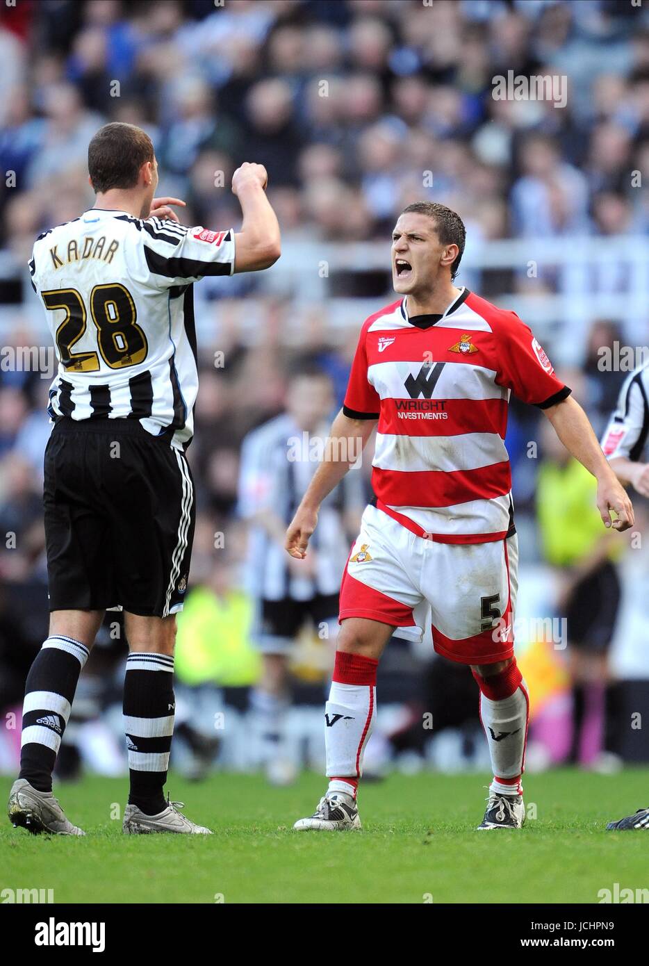 TAMAS KADAR & BILLY SHARP NEWCASTLE V DONCASTER ROVERS NEWCASTLE V DONCASTER ROVERS ST JAMES PARK, NEWCASTLE, ENGLAND 24. Oktober 2009 GAA2367 Warnung! Dieses Foto kann nur für die Zeitung bzw. Zeitschrift redaktionelle Zwecke verwendet werden. Kann nicht werden verwendet für Publikationen unter Einbeziehung 1 Spieler, 1 Club oder 1 Wettbewerb ohne schriftliche Genehmigung von Football DataCo Ltd. Für Rückfragen, bitte Kontakt Football DataCo Ltd unter + 44 (0) 207 864 9121 Stockfoto