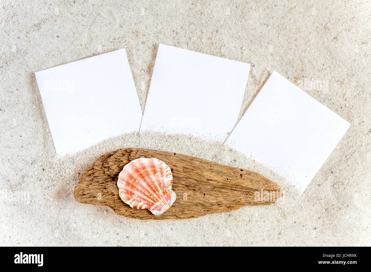 Drei Leere Sofortbilder Stück bin Sandstrand Stockfoto