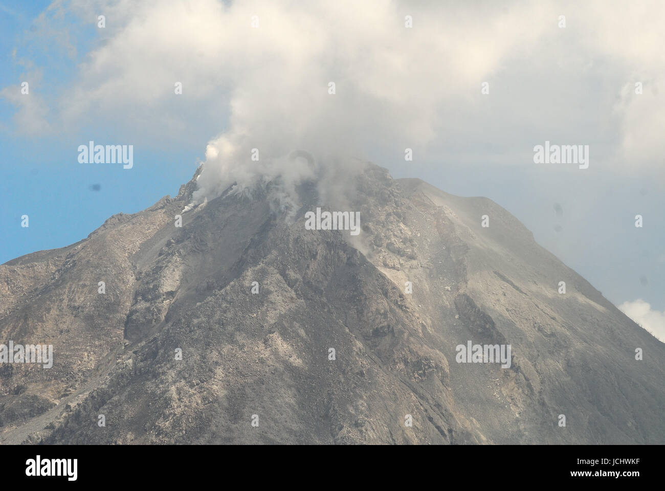 Indonesien. 15. Juni 2017. Das Wachstum der Lava dome Mount Sinabung, es wird immer größer, da der Lavadom Zusammenbruch letzten April 2017. Bildnachweis: Tsabirin Manurung/Pacific Press/Alamy Live-Nachrichten Stockfoto