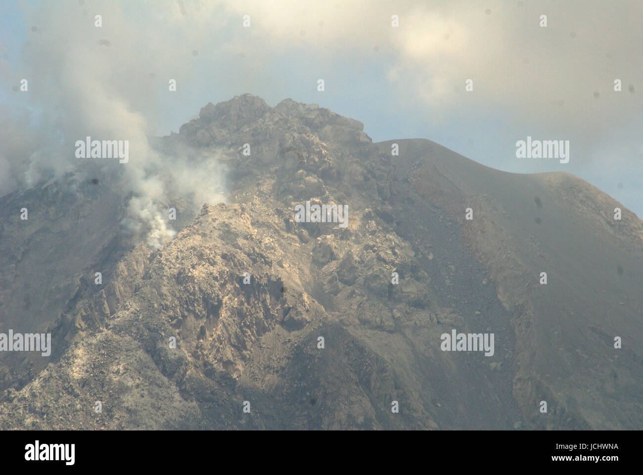 Indonesien. 15. Juni 2017. Das Wachstum der Lava dome Mount Sinabung, es wird immer größer, da der Lavadom Zusammenbruch letzten April 2017. Bildnachweis: Tsabirin Manurung/Pacific Press/Alamy Live-Nachrichten Stockfoto