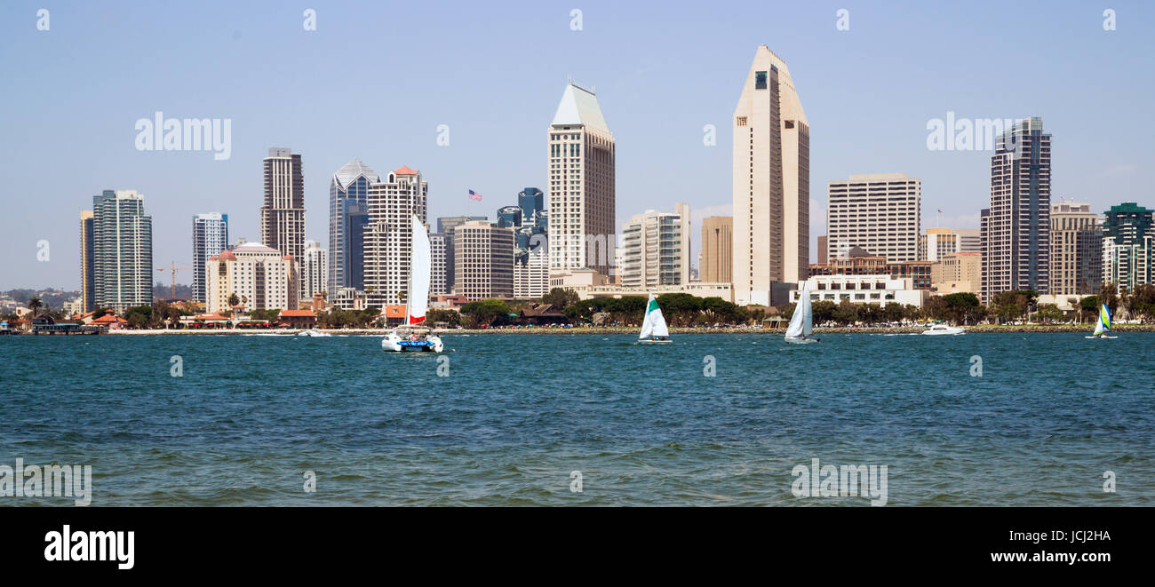 Herausragende Architektur steht an der Waterfront in San Diego als Segelboote die Bucht segeln Stockfoto