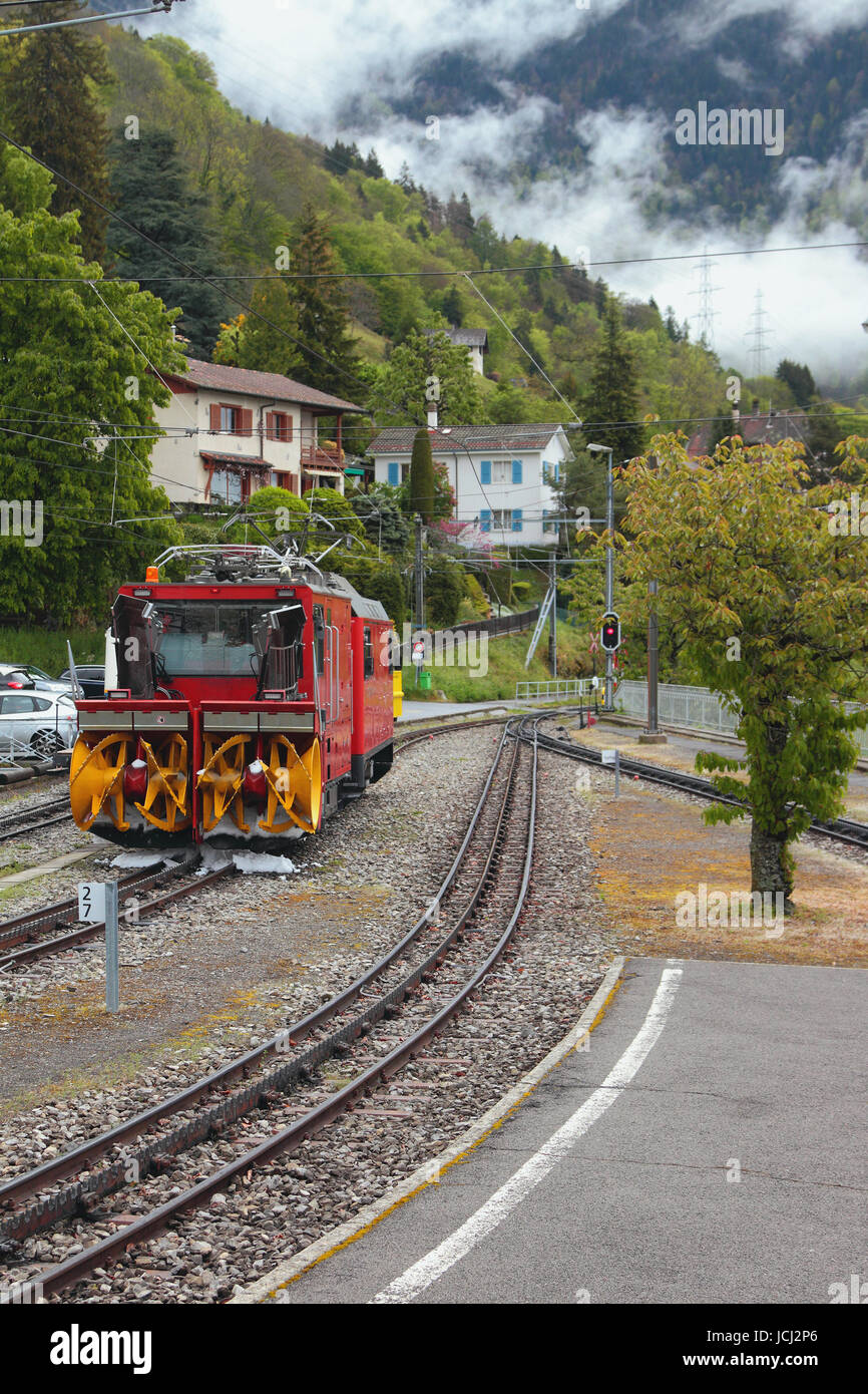 Ausrüstung der Eisenbahn sowie Schneepflug von Eisenbahnschienen. Glion, Montreux, Schweiz Stockfoto