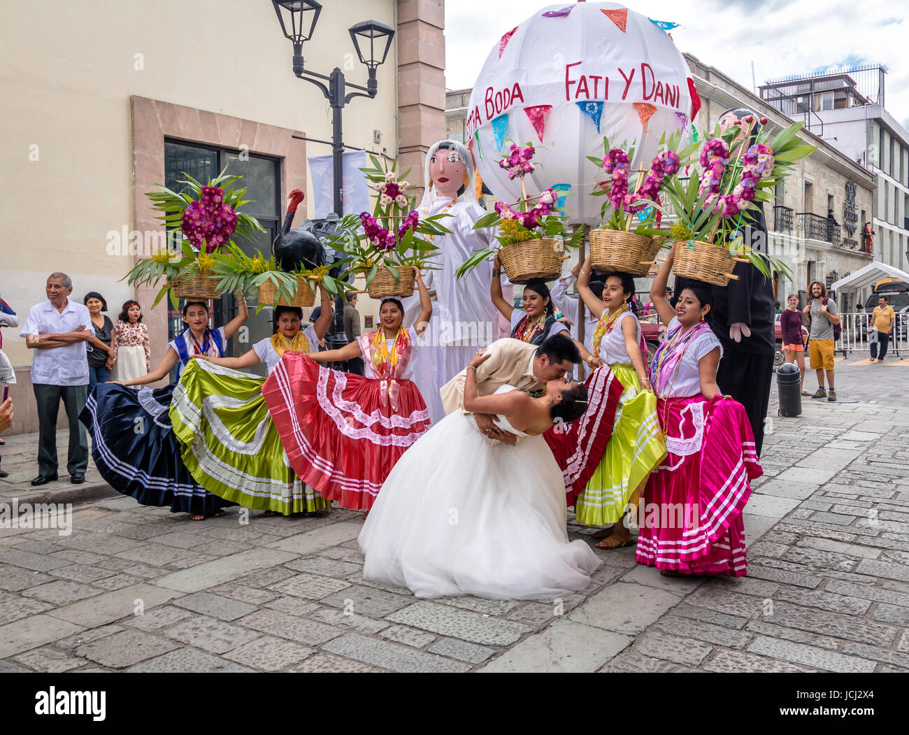 Typische regionale mexikanische Hochzeit Parade wissen als Calenda de Bodas - Oaxaca, Mexiko Stockfoto