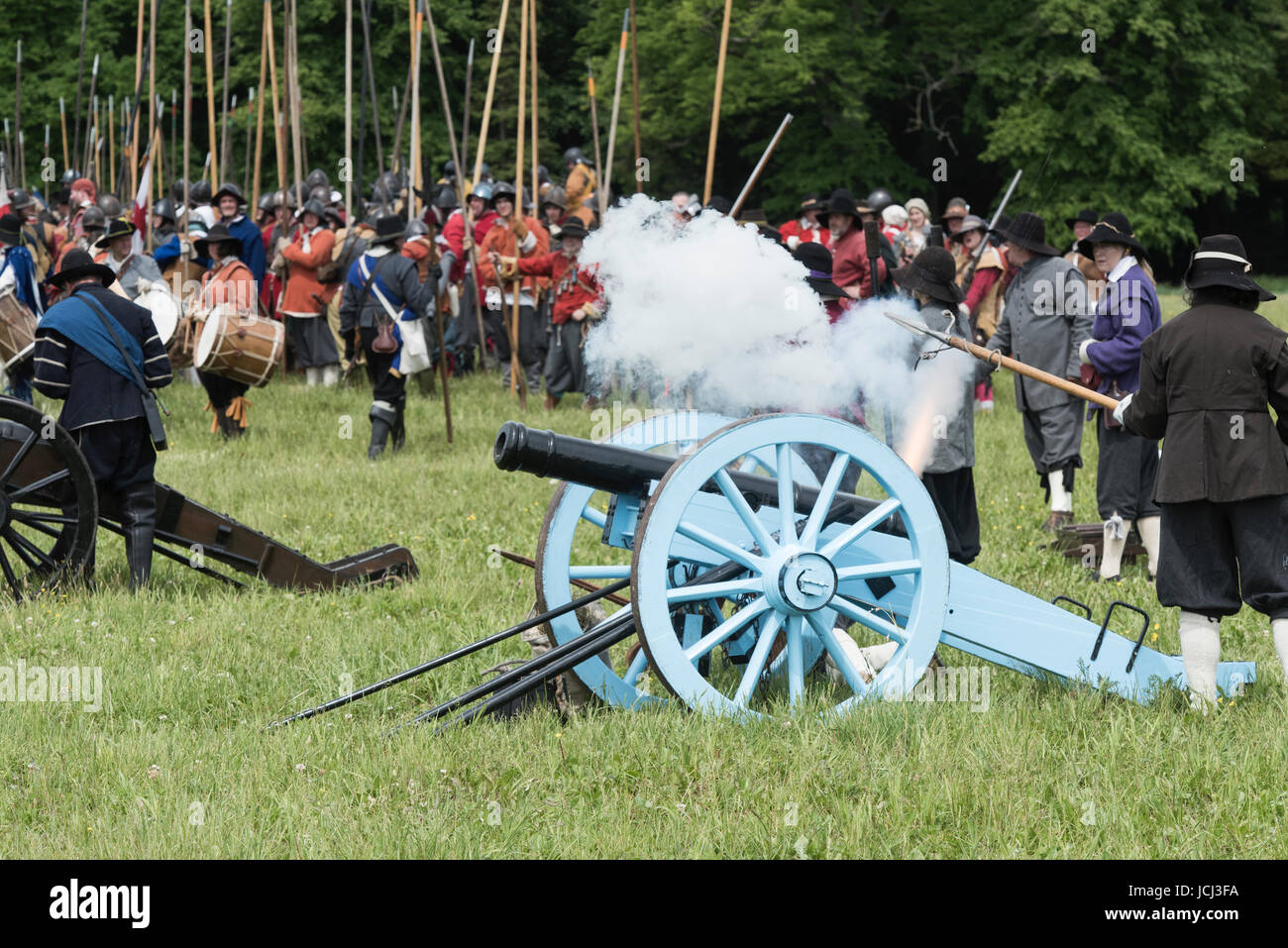 Royalistische Armee / Cavaliers Abfeuern einer Kanone in der Schlacht bei einer versiegelt Knoten English Civil war Reenactment-Ereignis. Charlton Park, Malmesbury, Wiltshire, UK. Stockfoto