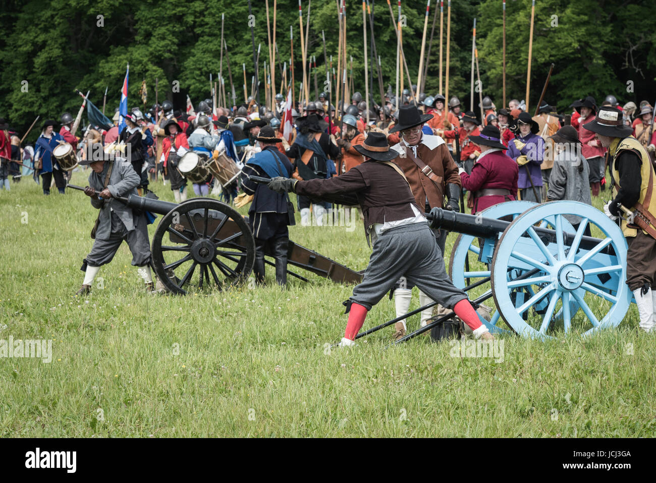 Royalistische Armee / Cavaliers laden eine Kanone in der Schlacht bei einer versiegelt Knoten English Civil war Reenactment-Ereignis. Charlton Park, Malmesbury, Wiltshire, UK. Stockfoto