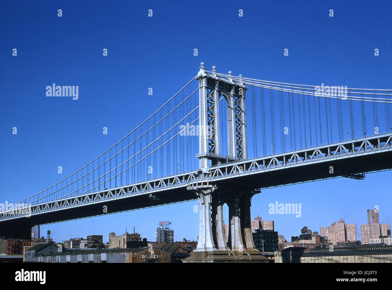 Antike Oktober 1958 Foto, Blick auf die Manhattan Bridge vom Hudson River in New York City. Quelle: ORIGINAL 35mm Transparenz. Stockfoto