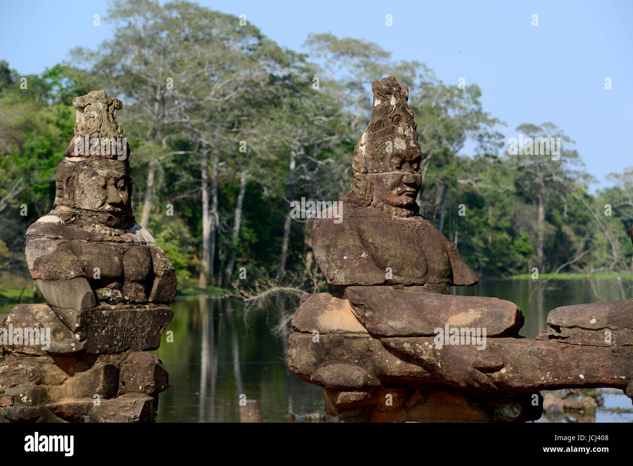 Das Angkor Tom Tor in der Tempelstadt Angkor nahe der Stadt Siem Riep im Westen Kambodschas. Stockfoto