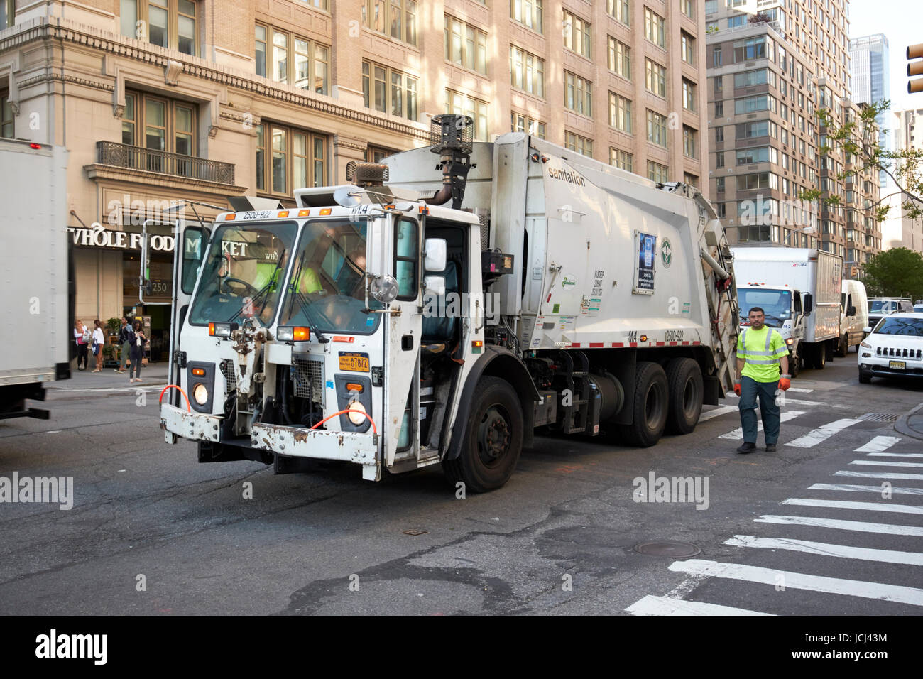 New York City Sanitation LKW entleeren Straße Müllcontainer Straßen New York USA Stockfoto