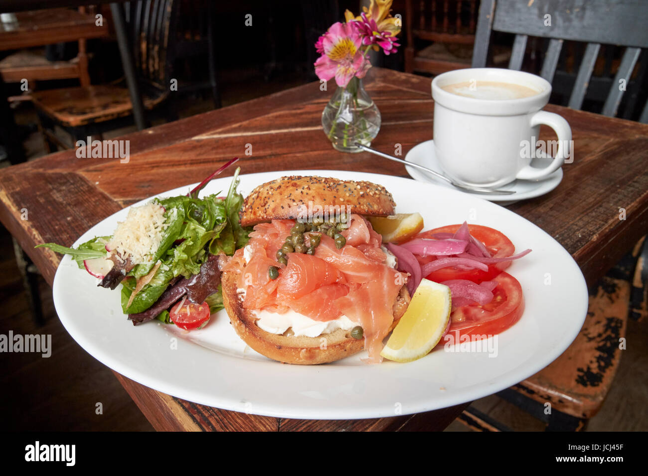 Bagel mit Frischkäse und geräucherter Lachs Mittagessen mit Kaffee in einem Restaurant in New York City USA Stockfoto