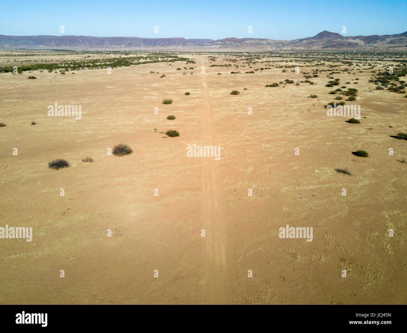 Ein Schmutz Start-und Landebahn in der abgelegenen Dorf Onyuva in der Kunene Region Namibias. Stockfoto