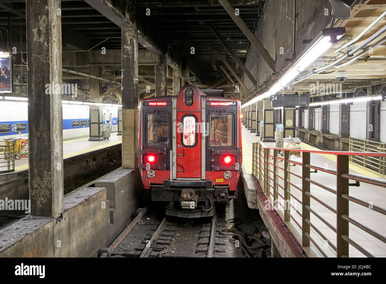 Trainieren Sie im unterirdischen Plattform am grand central terminal New York City USA Stockfoto