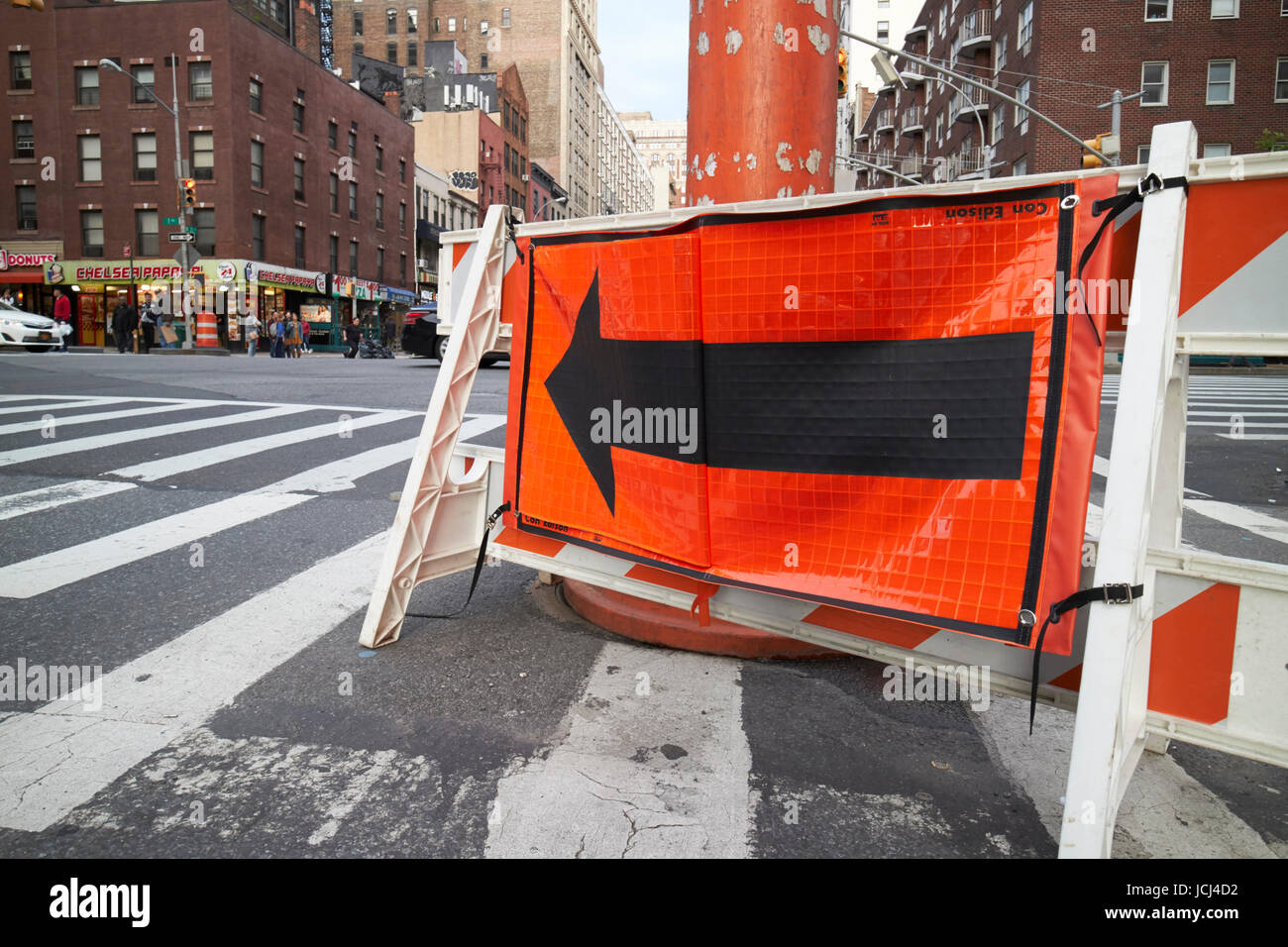 vorübergehende Umleitung Schild um Vent Dampfrohr in street New York City USA Stockfoto