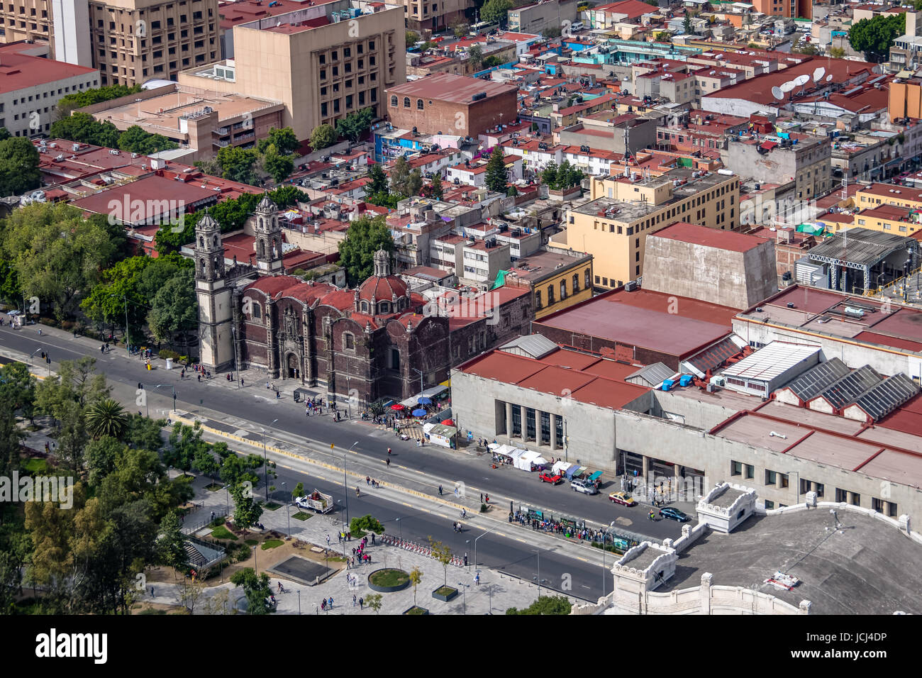 Luftaufnahme von Mexiko-Stadt und Parroquia De La Santa Veracruz (Veracruz Kirche Santa) - Mexiko-Stadt, Mexiko Stockfoto