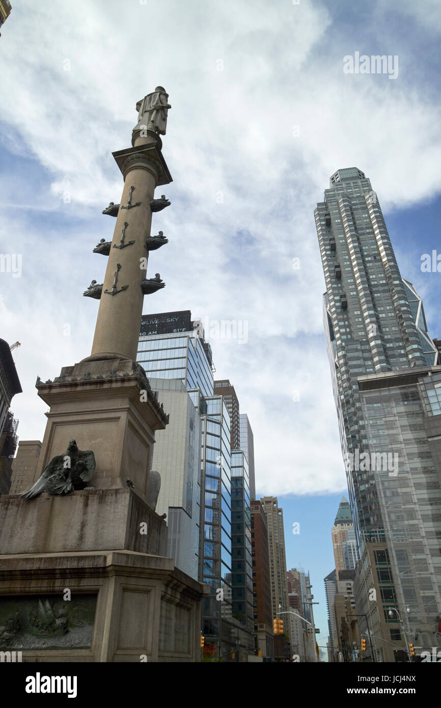 Statue von Christopher Columbus in Columbus Kreis mit teurer Luxus South Central Park Apartment Gebäude New York City USA Stockfoto