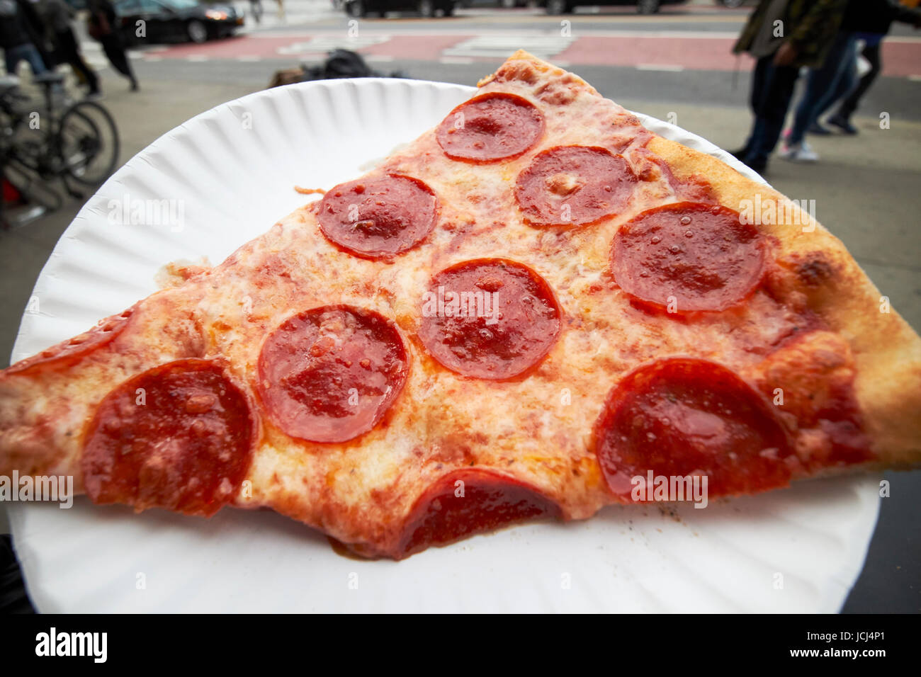 große Scheibe Salami Pizza New York City USA Stockfoto