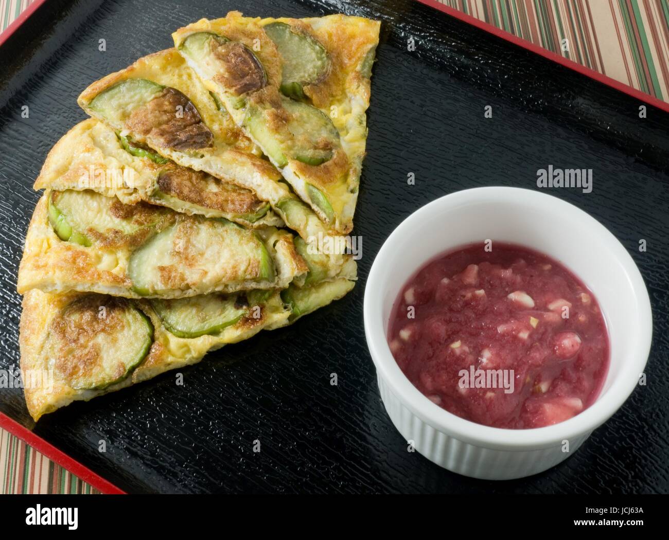 Thai-Küche und Essen, Thai grüne Auberginen Omelette mit würzige Garnelen Paste Dip auf einem schwarzen Tablett serviert. Stockfoto