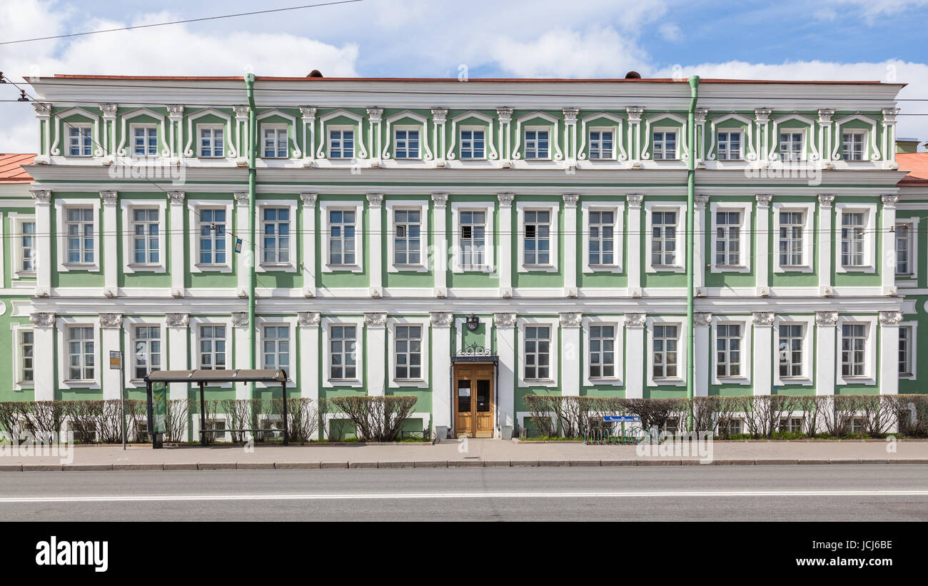 Haus 11 auf dem Damm der Universität in St. Petersburg, der ehemalige Palast von Peter II, Philologische Fakultät Stockfoto