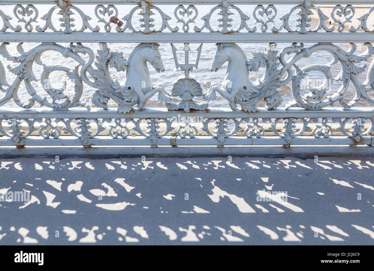 Die Blagoveshchensky Verkündigung Brücke, geschmückt mit dem hippocampus Stockfoto