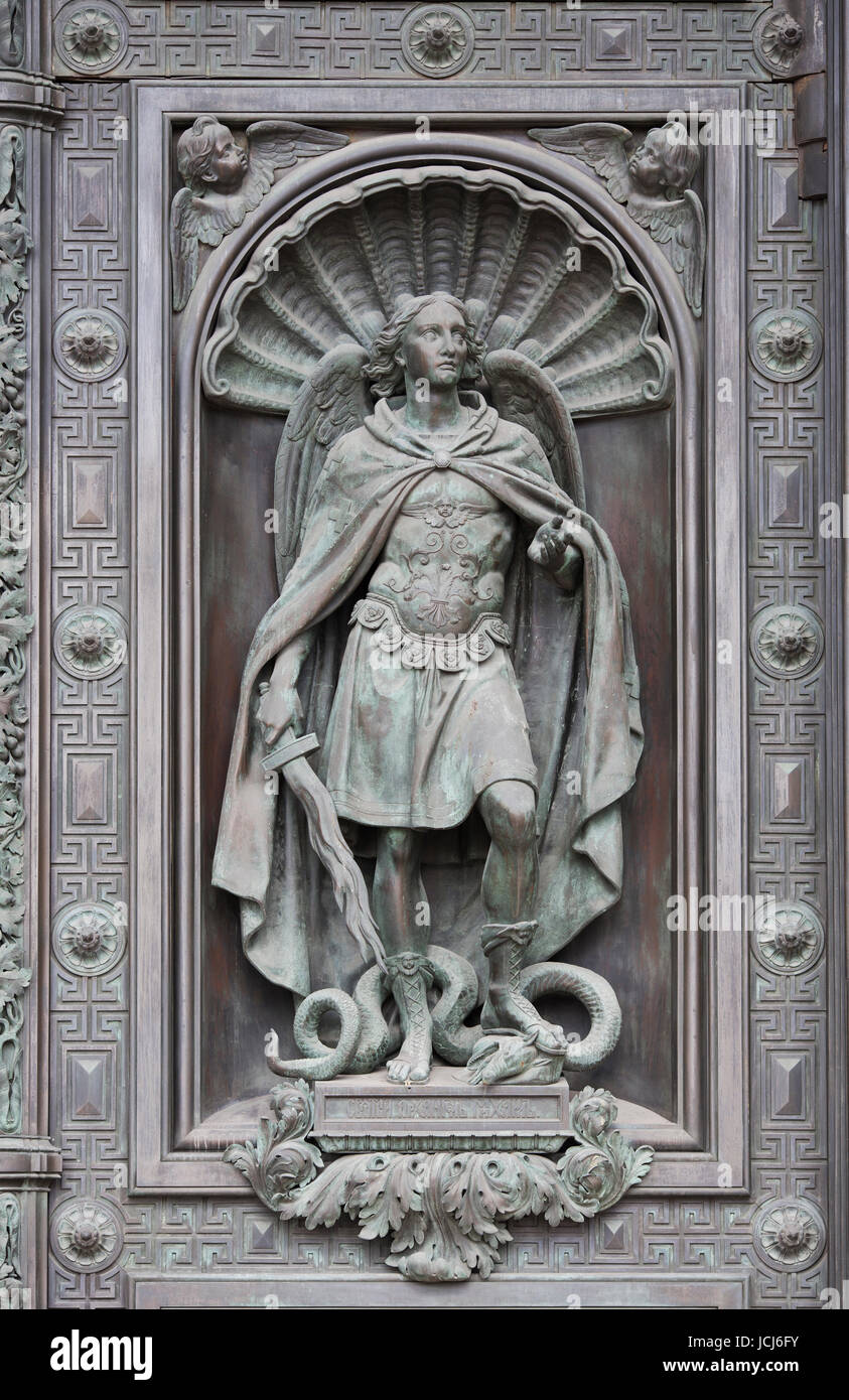 Skulptur des Erzengels Michael auf den Türen der südlichen Fassade von St. Petersburg. Isaaks Kathedrale, St. Petersburg, Russland Stockfoto
