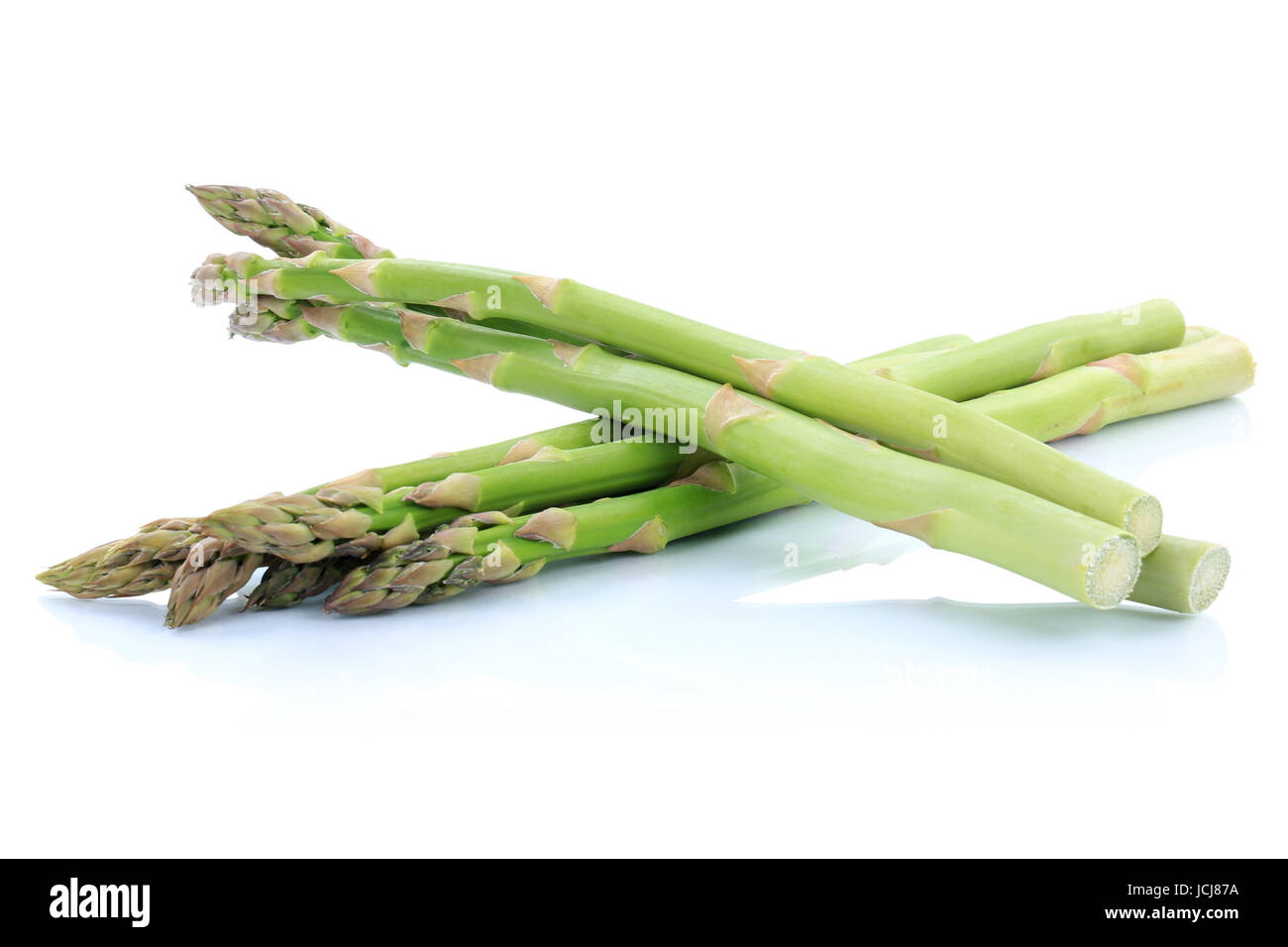 Frischer grüner Spargel Gemüse essen isoliert auf weißem Hintergrund Stockfoto