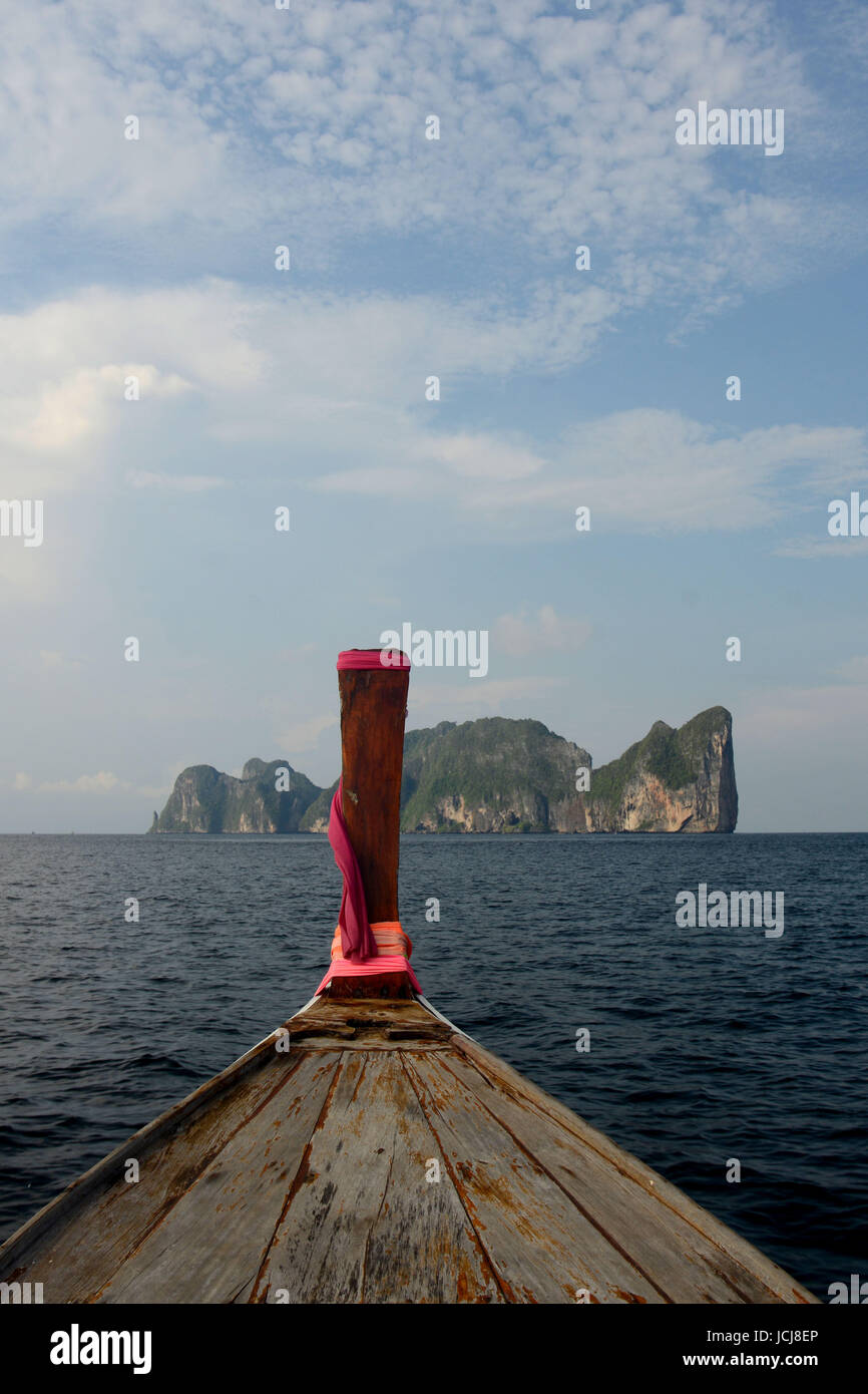 ein Boot auf dem Weg zum Maya Beach in der Nähe von Ko Phi Phi Island außerhalb der Stadt Krabi auf der Andamanensee im Süden von Thailand. Stockfoto