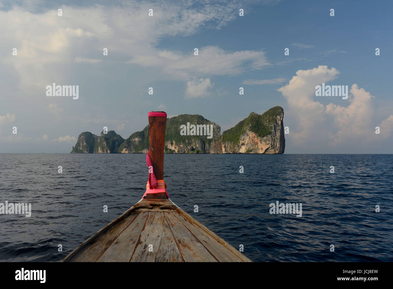 ein Boot auf dem Weg zum Maya Beach in der Nähe von Ko Phi Phi Island außerhalb der Stadt Krabi auf der Andamanensee im Süden von Thailand. Stockfoto