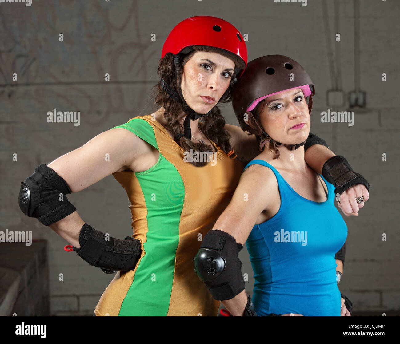 Zuversichtlich weibliche Roller Derby skating Partner zusammenstehen Stockfoto