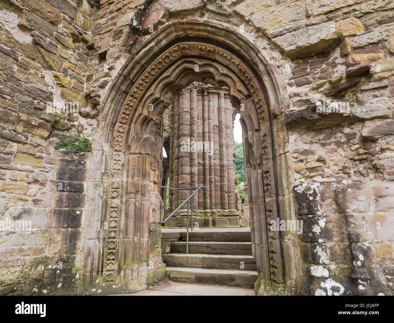 Verzierten Eingang in den Ruinen von Tintern Abbey in Wales an den Ufern des Flusses Wye nahe der englischen Grenze Stockfoto