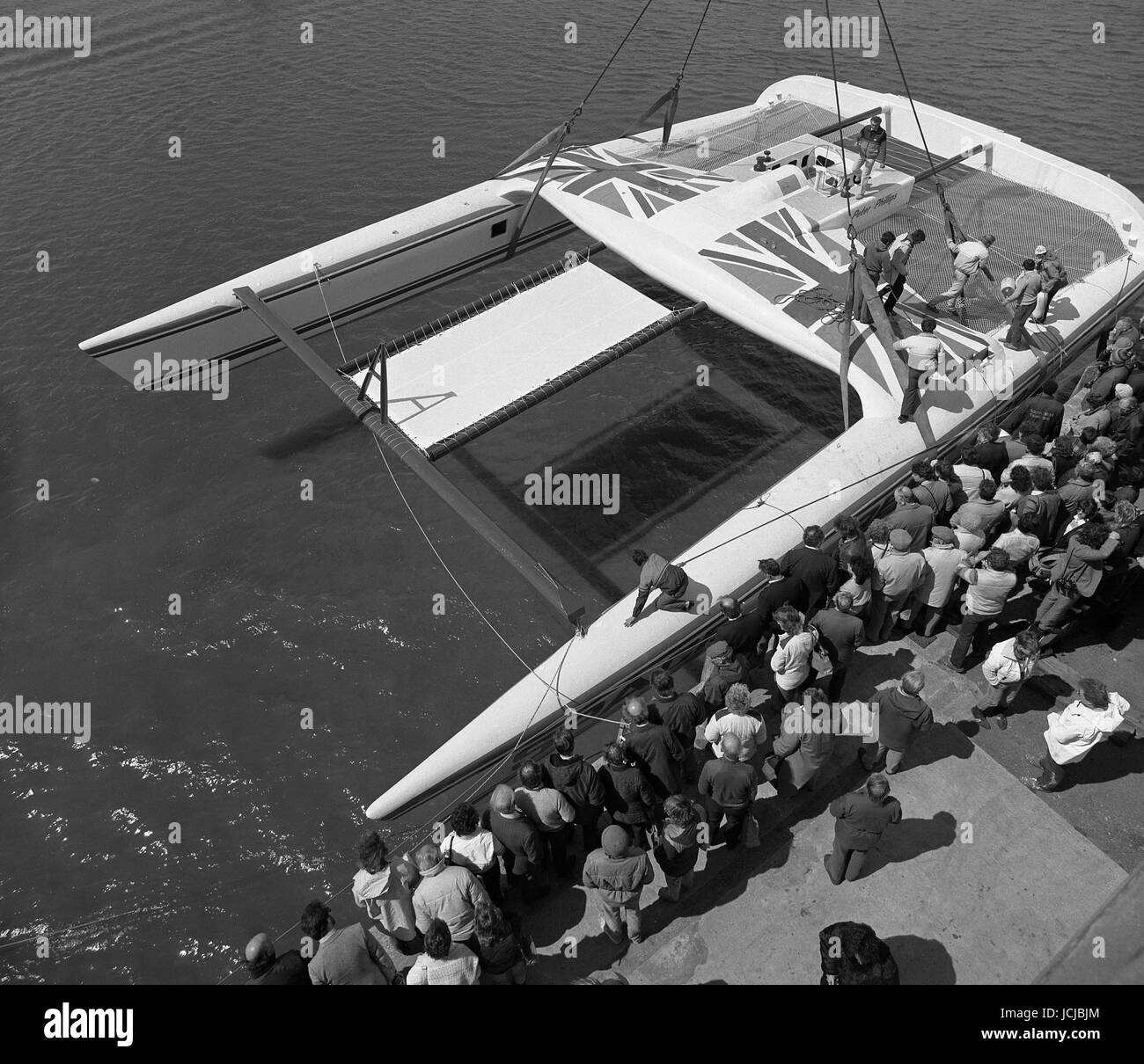 AJAX-NEWS-FOTOS. 1985. FLUß EXE, ENGLAND. -RAUM ZU VERMIETEN - NEUE 'UNBENANNT' KATAMARAN FÜR PETER PHILIPS INS LEBEN GERUFEN. FOTO: JONATHAN EASTLAND/AJAX REF: 85 8 Stockfoto