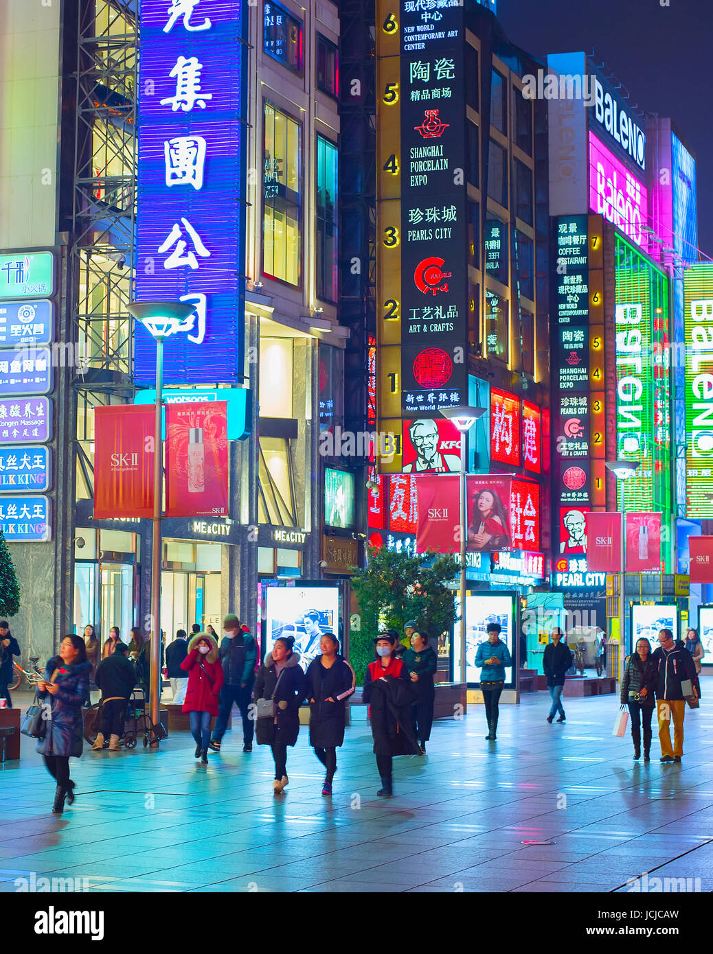 SHANGHAI, CHINA - 28. Dezember 2016: Menschen zu Fuß auf Nanjiing Straße im Zentrum von Shanghai. Die Gegend ist das wichtigste Einkaufsviertel der Stadt und einer der Stockfoto