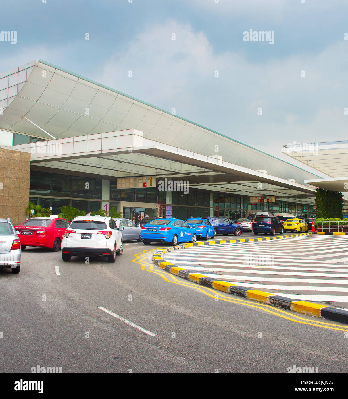 Singapur - 13. Januar 2017: Taxis am Flughafen Changi International Terminal. Changi Airport dient mehr als 100 Fluggesellschaften 6.100 wöchentliche will Stockfoto