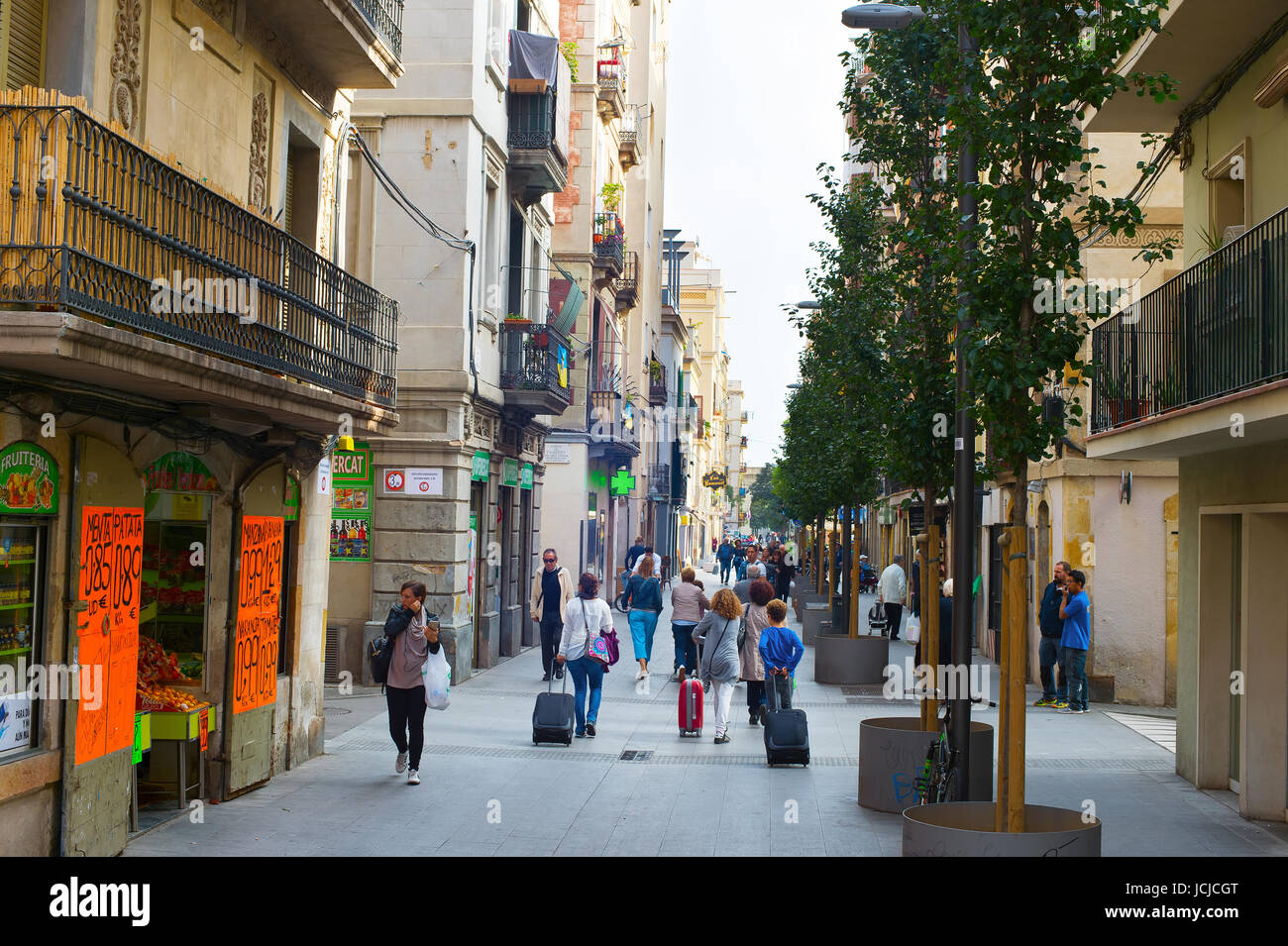 BARCELONA, Spanien - 3. November 2016: Unbekannte Passanten auf der Straße von Barcelona. Barcelona ist die Hauptstadt Stadt von Katalonien in Spanien mit einer popul Stockfoto