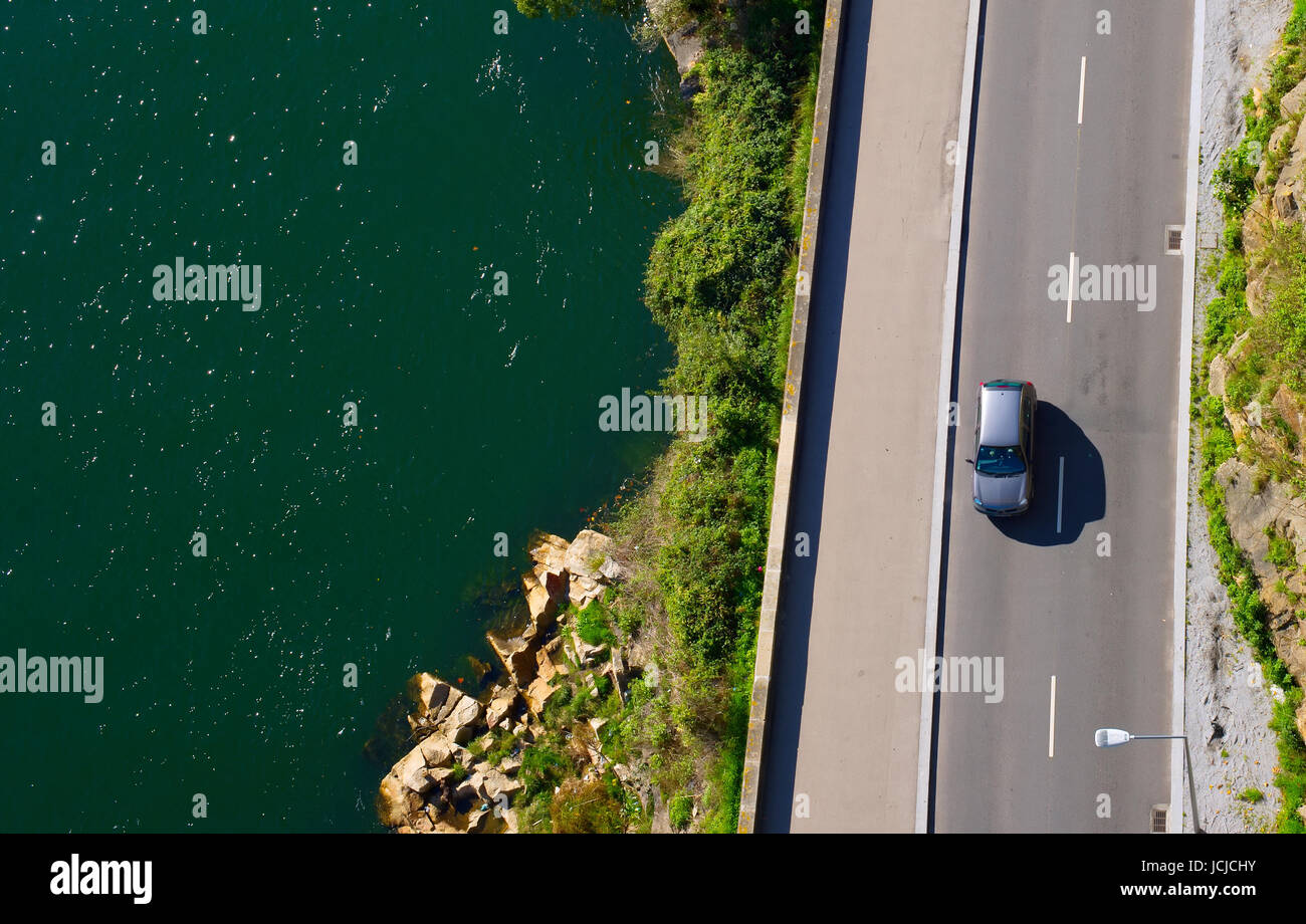Auto auf einer Straße nahe dem Fluss, Luftbild. Stockfoto