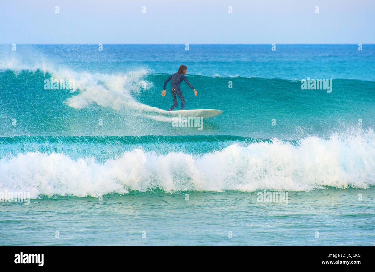 Surfer auf einer Welle am Surfspot. Portugal Stockfoto