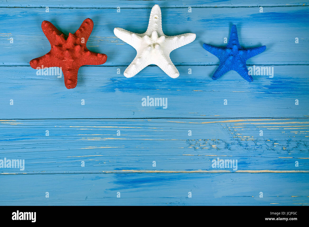 rot weiß und blau Seestern auf nautische blau rustikal Holz Stockfoto