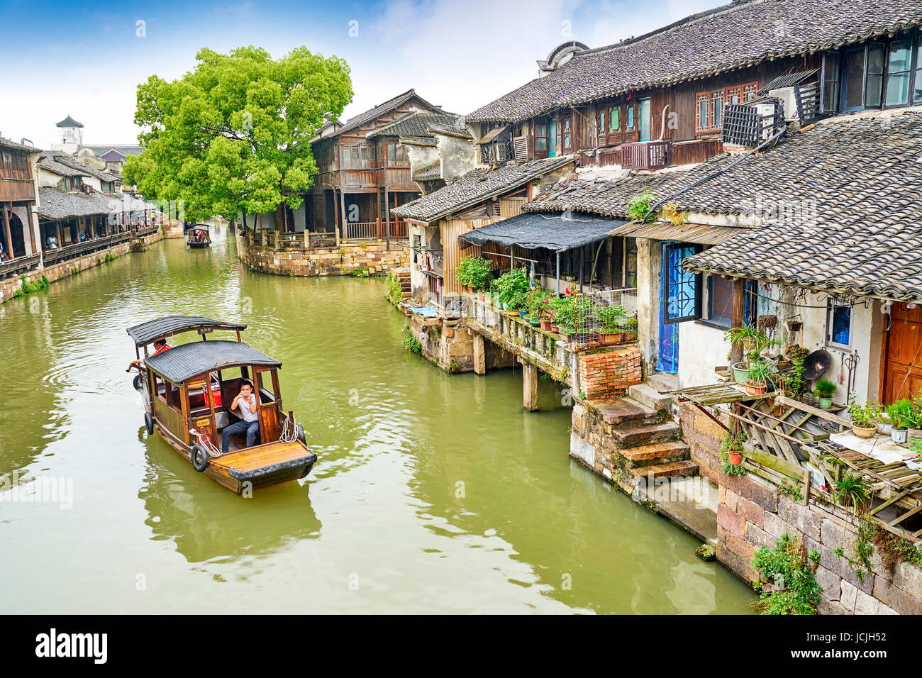 Traditionelle chinesische Holzboot auf dem Kanal von Wuzhen, Provinz Zhejiang, China Stockfoto