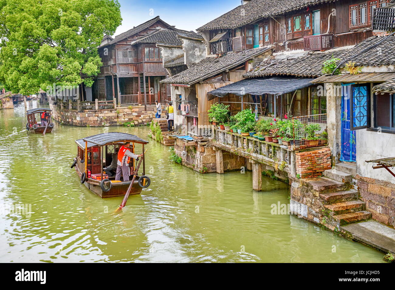 Traditionelle chinesische Holzboote am Wuzhen Kanal, Provinz Zhejiang, China Stockfoto