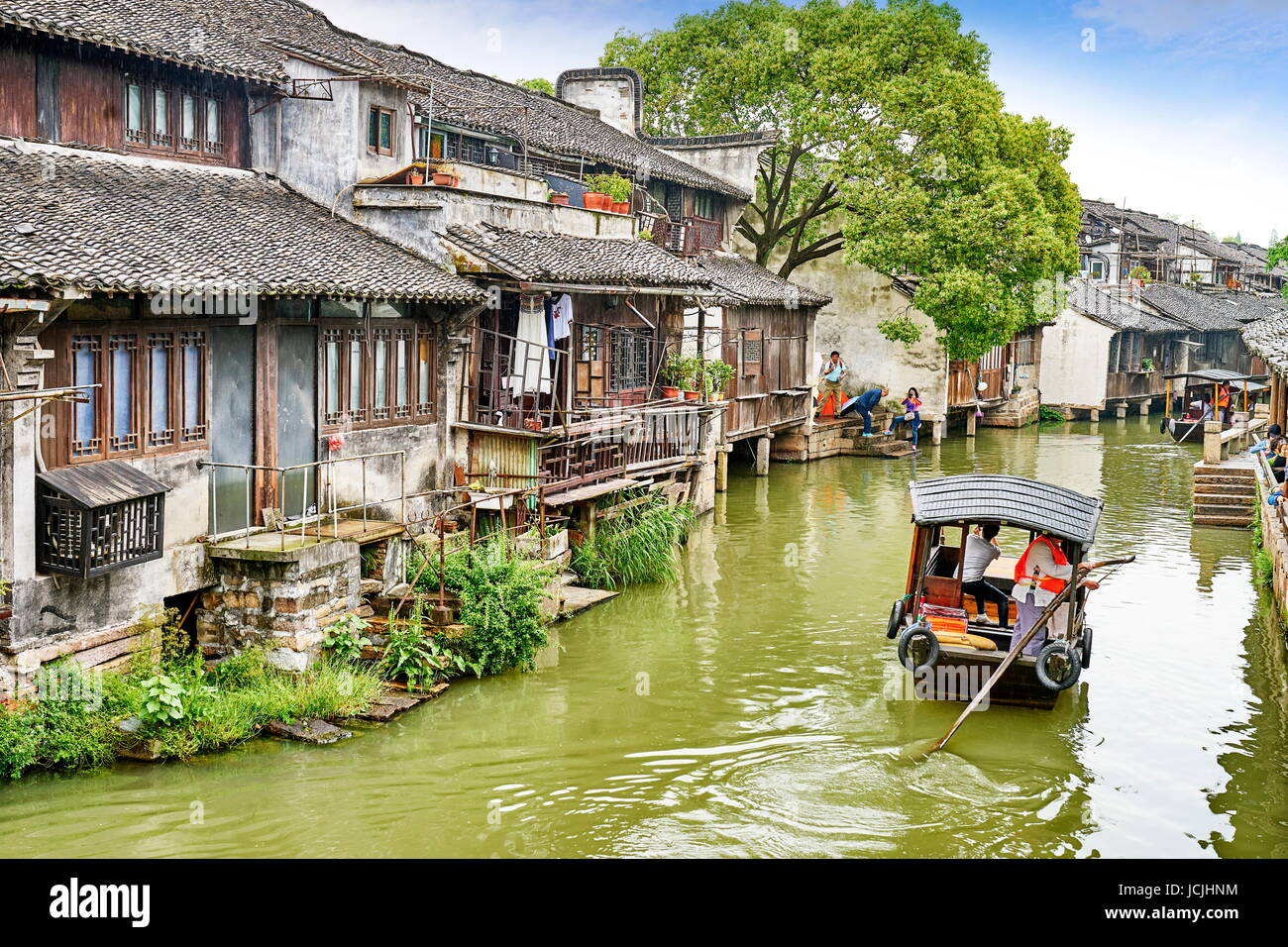 Traditionelle chinesische Holzboot auf dem Kanal Wuzhen, Zhejiang Provinz, China, Asien Stockfoto